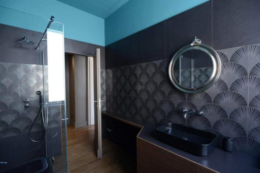 Mobile in legno di Rovere con top in lamiera verniciata a campione Mobile in legno di Rovere con top in lamiera verniciata a campione